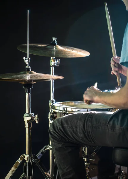 Homem toca o tambor, flash de luz, uma bela luz no bac — Fotografia de Stock