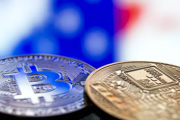 Moneda Bitcoin a fondo de la bandera estadounidense, el concepto de virtual — Foto de Stock