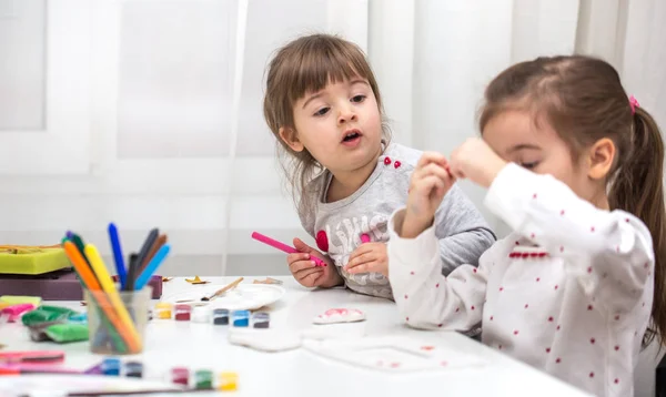 Una niña se dedica a la creatividad, dibuja con lápices y f — Foto de Stock