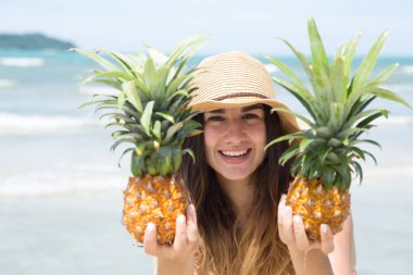 ananas egzotik bir plajda, mutlu bir ruh hali ile güzel kız bir