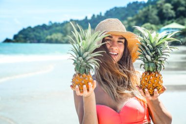 ananas egzotik bir plajda, mutlu bir ruh hali ile güzel kız bir