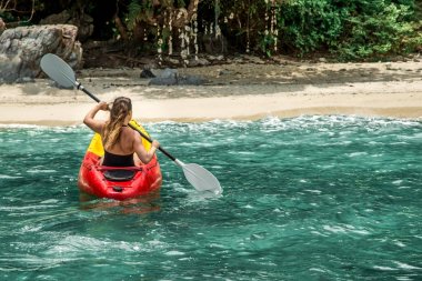 bir kız bir Kano üzerinde