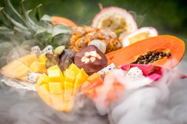 Bir duman egzotik meyve