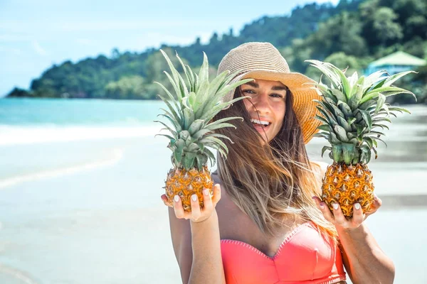 ananas egzotik bir plajda, mutlu bir ruh hali ile güzel kız bir