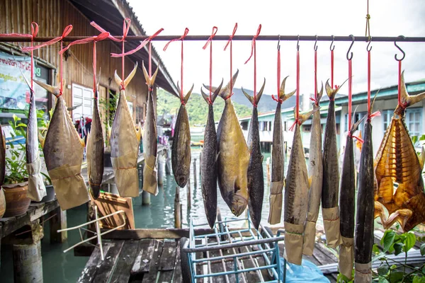 Pescado seco colgado de una cuerda, un pescador de vida y de negocios — Foto de Stock