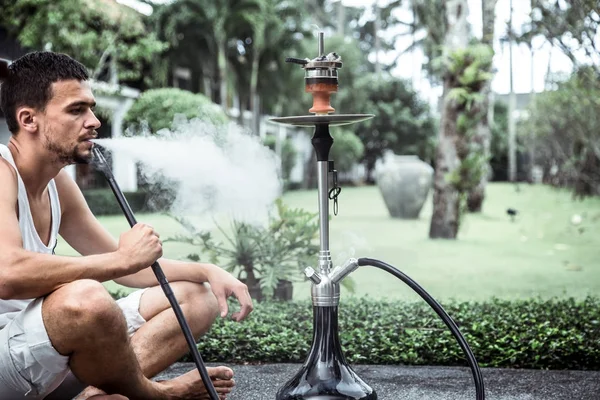 Muž kouření vodní dýmky na dovolené — Stock fotografie