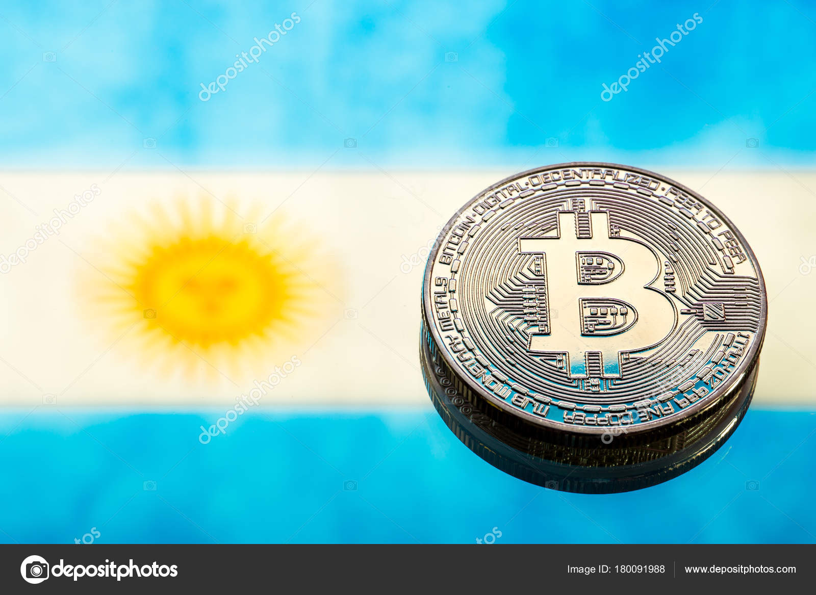 硬币比特币, 在阿根廷国旗的背景下, 概念—— 库存社论照片© puhimec #180091988