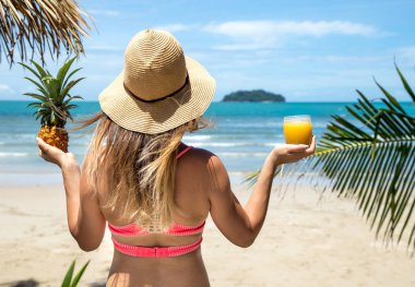 Kız sahilde meyve suyu içecekler