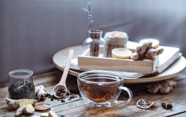 ahşap arka plan üzerinde çay ile natürmort