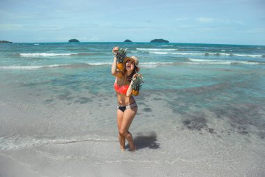 ananas egzotik bir plajda, mutlu bir ruh hali ile güzel kız bir