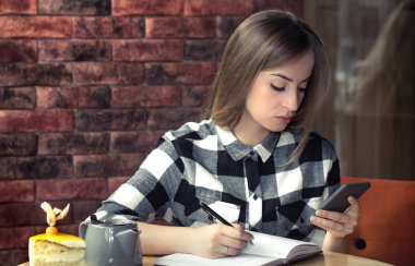 Kız kafede masada çalışıyor