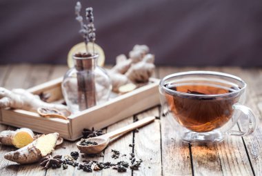 ahşap arka plan üzerinde çay ile natürmort