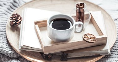 bir fincan kahve ile ev iç yatakta kitap