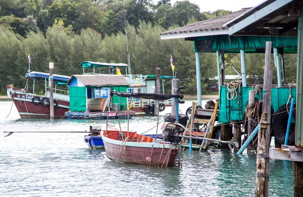 Baía de pescador, sabor rural na Tailândia, a vida de um pescador — Fotografia de Stock