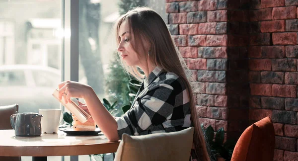 Hermosa chica está bebiendo té en un café — Foto de Stock