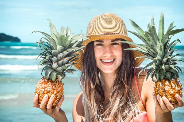 Hermosa chica con piña en una playa exótica, un estado de ánimo feliz un — Foto de Stock