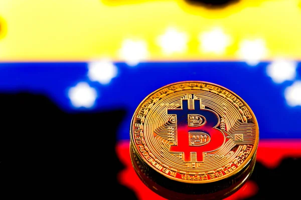 Moedas Bitcoin, em meio a bandeira da Colômbia, conceito de dinheiro virtual, clo — Fotografia de Stock