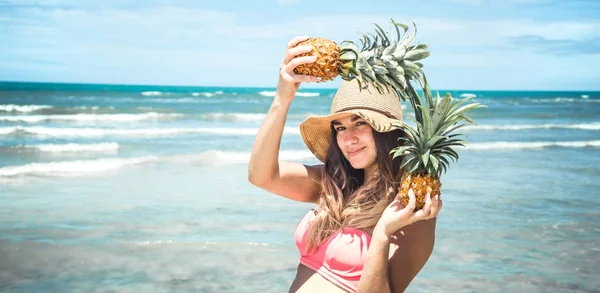 Hermosa chica con piña en una playa exótica, un estado de ánimo feliz un — Foto de Stock
