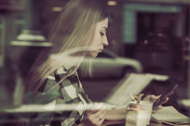 Güzel kız bir kafede bir kitap okur