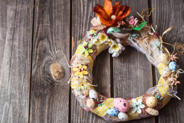 Paskalya çelenk dekor ile