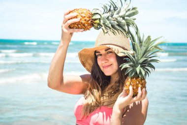 ananas egzotik bir plajda, mutlu bir ruh hali ile güzel kız bir