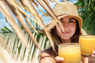 backgr taze bir içki ile bir yaz şapkalı güzel kız