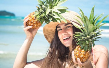 ananas egzotik bir plajda, mutlu bir ruh hali ile güzel kız bir