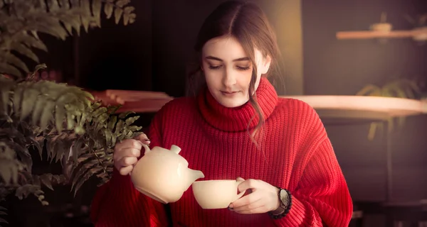 Дівчина в кафе п'є чай — стокове фото