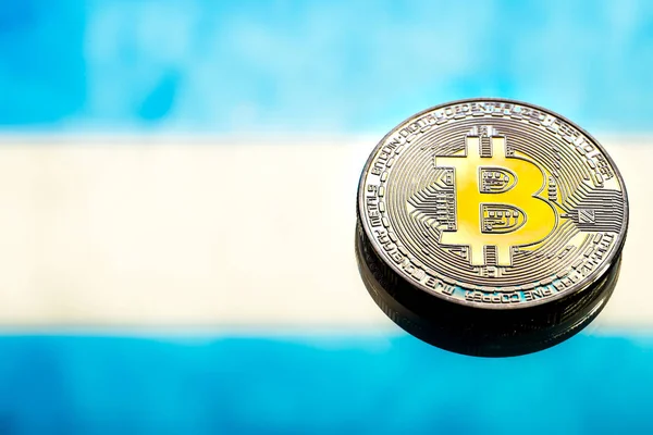 Monedas Bitcoin, en el fondo de la bandera de Argentina, concepto — Foto de Stock