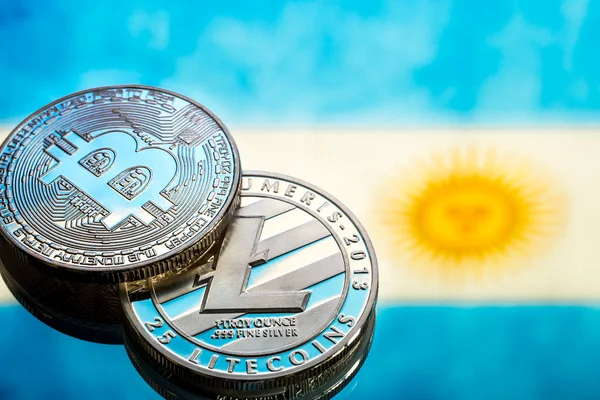 Monedas Bitcoin y litecoin, en el contexto de Argentina — Foto de Stock