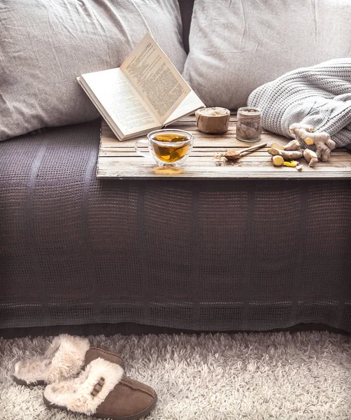 Tofflor i vardagsrummet av soffan — Stockfoto