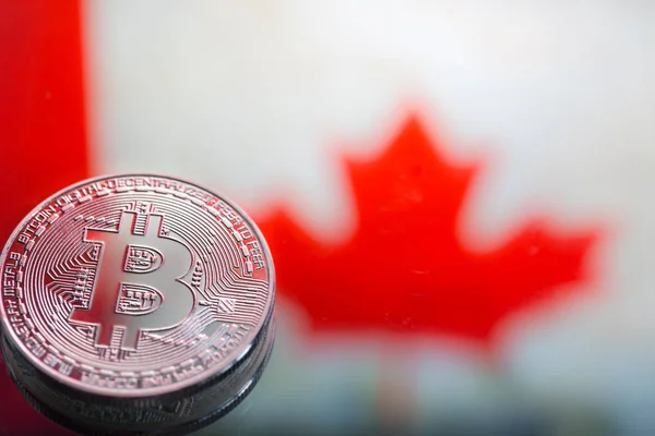 Monedas Bitcoin, en el contexto de la bandera de Canadá, concepto de — Foto de Stock