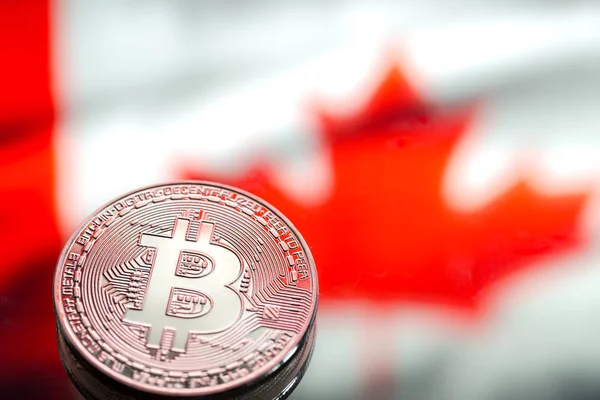 Monedas Bitcoin, en el contexto de la bandera de Canadá, concepto de — Foto de Stock