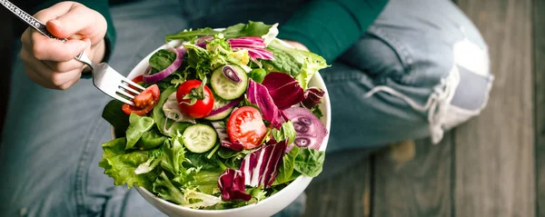 Frisse salade van bovenaf volgens handen — Stockfoto