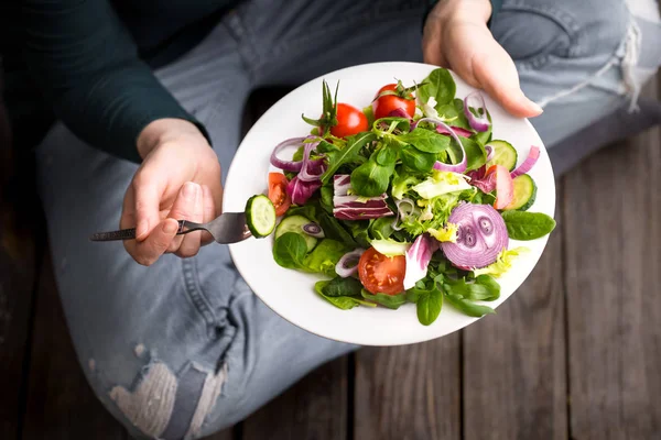 Frisse salade van bovenaf volgens handen — Stockfoto