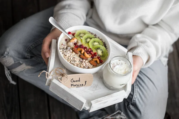 Gesundes Frühstück beim Mädchen in der Hand, — Stockfoto