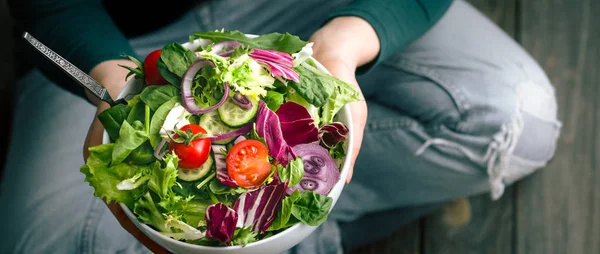 Frisse salade van bovenaf volgens handen — Stockfoto