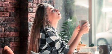 Güzel kız bir kafede çay içiyor