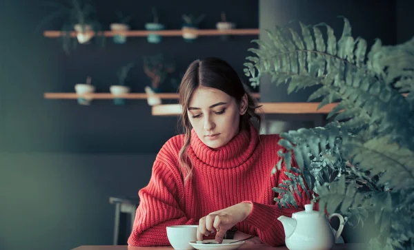 Chica en un café bebiendo té — Foto de Stock