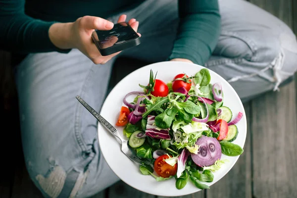 Frisse salade van bovenaf volgens handen — Stockfoto