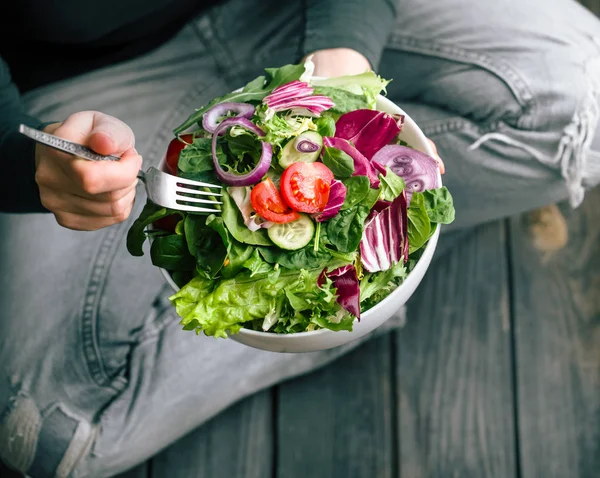 Frisse salade van bovenaf volgens handen — Stockfoto