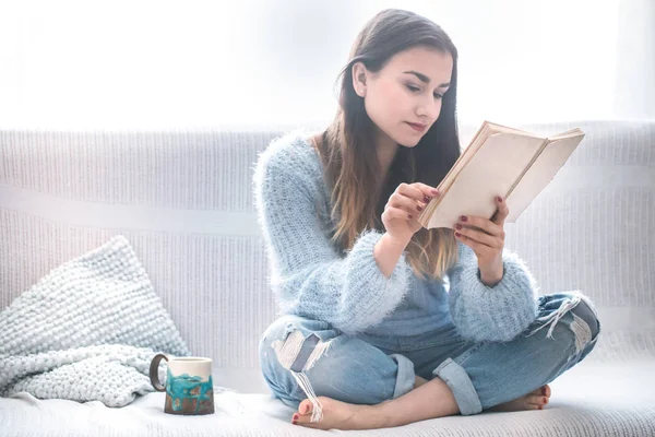 Kız kanepede kitap okuma — Stok fotoğraf