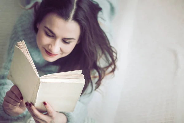 La chica está leyendo un libro — Foto de Stock