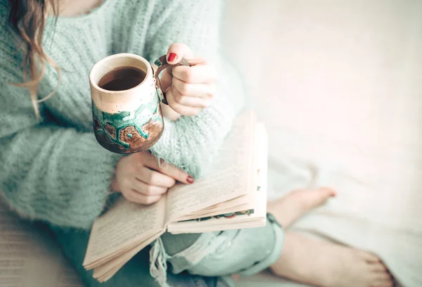 The girl is reading a book — Stock Photo, Image