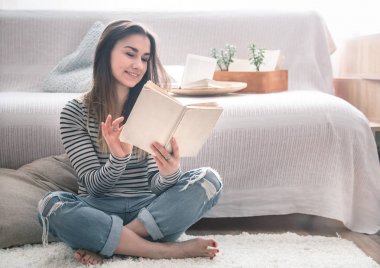 oturma odasında kız okuma