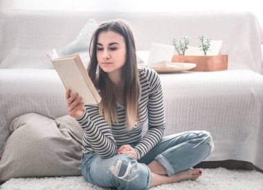 oturma odasında kız okuma