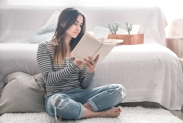 Oturma odasında kız okuma — Stok fotoğraf
