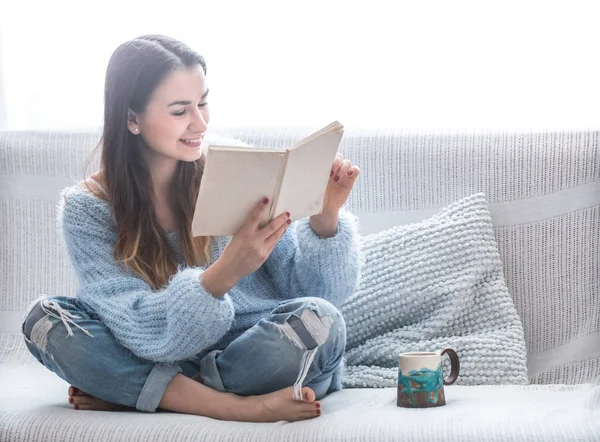 Kız kanepede kitap okuma — Stok fotoğraf