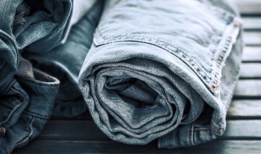 Ahşap arka plan üzerinde kot pantolon