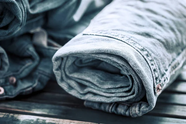 Ahşap arka plan üzerinde kot pantolon